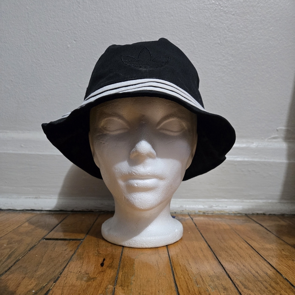 BNWT Adidas OS Reversible Plush Womens Bucket Hat